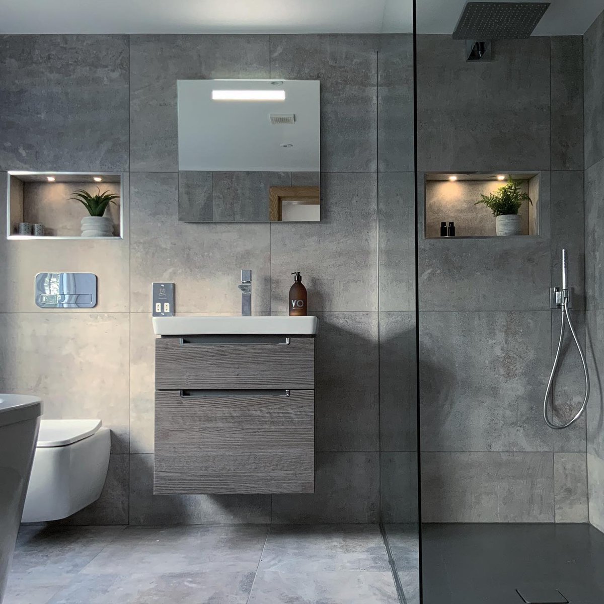 AcaeliaKB's tweet photo. Bathroom 1 of 4 recently completed as part of a luxury development in #Cheshire.

Everything here has been designed, supplied and fitted by us at Acaelia Home Design.

@VilleroyandBoch @hansgrohe_UK @MatkiShowering 

#CheshireHomes #LuxuryBathroom #Macclesfield #CheshireLife https://t.co/s2BtAQ7Xsn