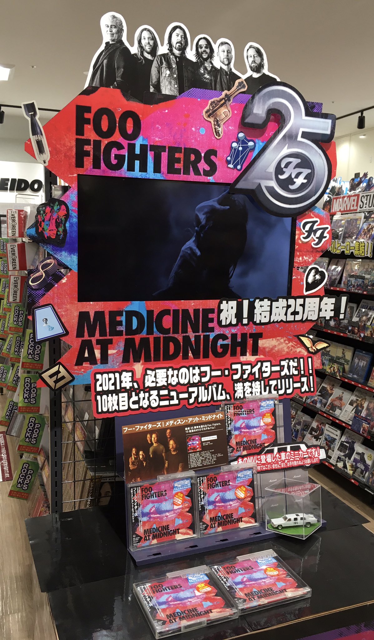 Foo Fighters Rt Ssd Akishima Foofighters 結成25周年 10thアルバム Medicine At Midnight リリースおめでとうございます フーファイ史上最高のパーティーアルバムが完成 結成25周年を祝してホワイトリモのミニカーとギ Twitter