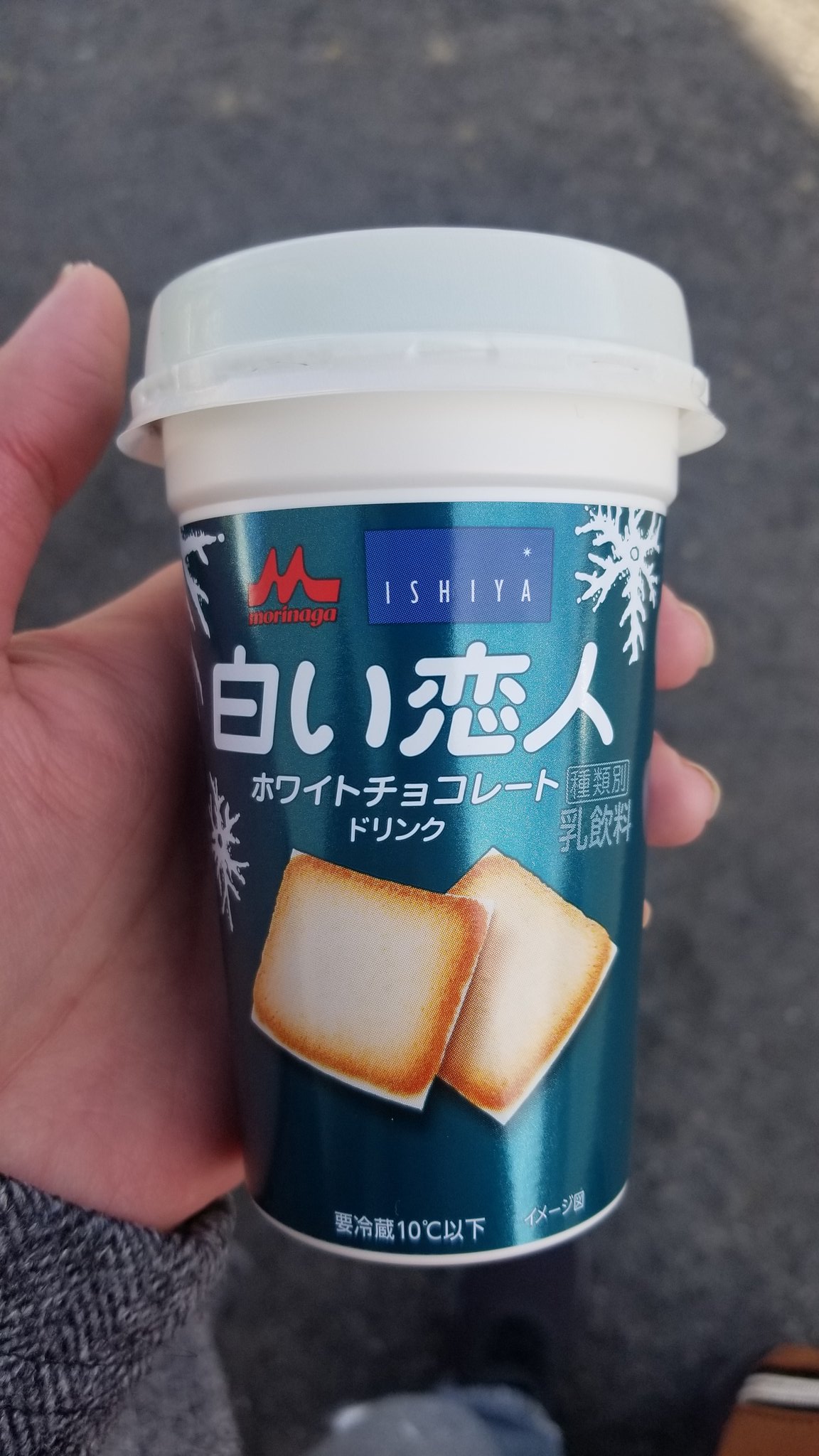 にょほ 飲み物紹介 森永 白い恋人ドリンク なかなかガッツリとホワイトチョコレートの味がする 後味はジャイアントコーンとかチョコモナカジャンボ 飲み物 T Co Pou19ztrgw Twitter