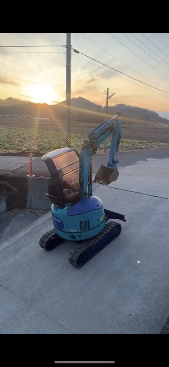 finecloud2020's tweet photo. 幼稚園の将来の夢は［シャベルカー］の運転手。３４歳にしてその夢が叶う。夢を叶えてくれた社長に感謝。恩返しがしたい。#夢　#重機 https://t.co/gBbVbKrGAN