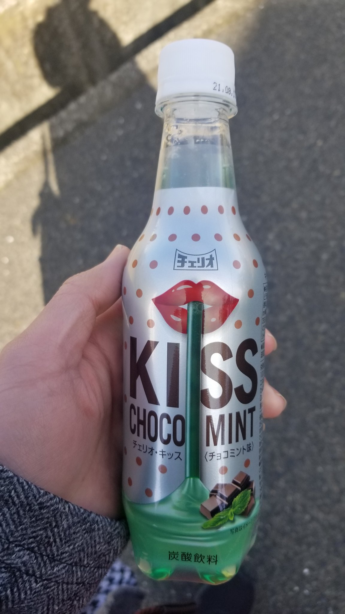 にょほ 飲み物紹介 チェリオ キッス チョコミント チョコミント味の炭酸飲料 さわやかなエメラルドグリーンの液体がシュワシュワしながらチョコミントの香りを届けに来ます 美味いとか不味いとかではなく味覚を楽しむ嗜好品 飲み物 T Co