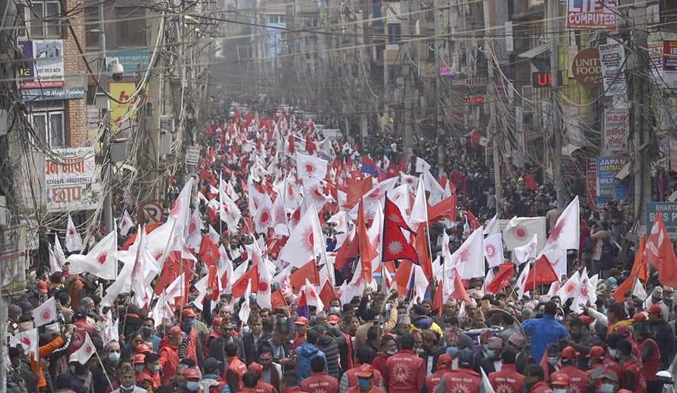 नारायणहिटी संग्रहालय गेट अगाडिको जनसागर । प्रधानमन्त्री केपी शर्मा ओलीले जनताकाे साथमा भावुक बन्दै आँसु नै खसाल्नु भयाे । जनता साथमा भएपछि काेही दुष्टहरूकाे पनि केही चल्दैन । चेतना भया !