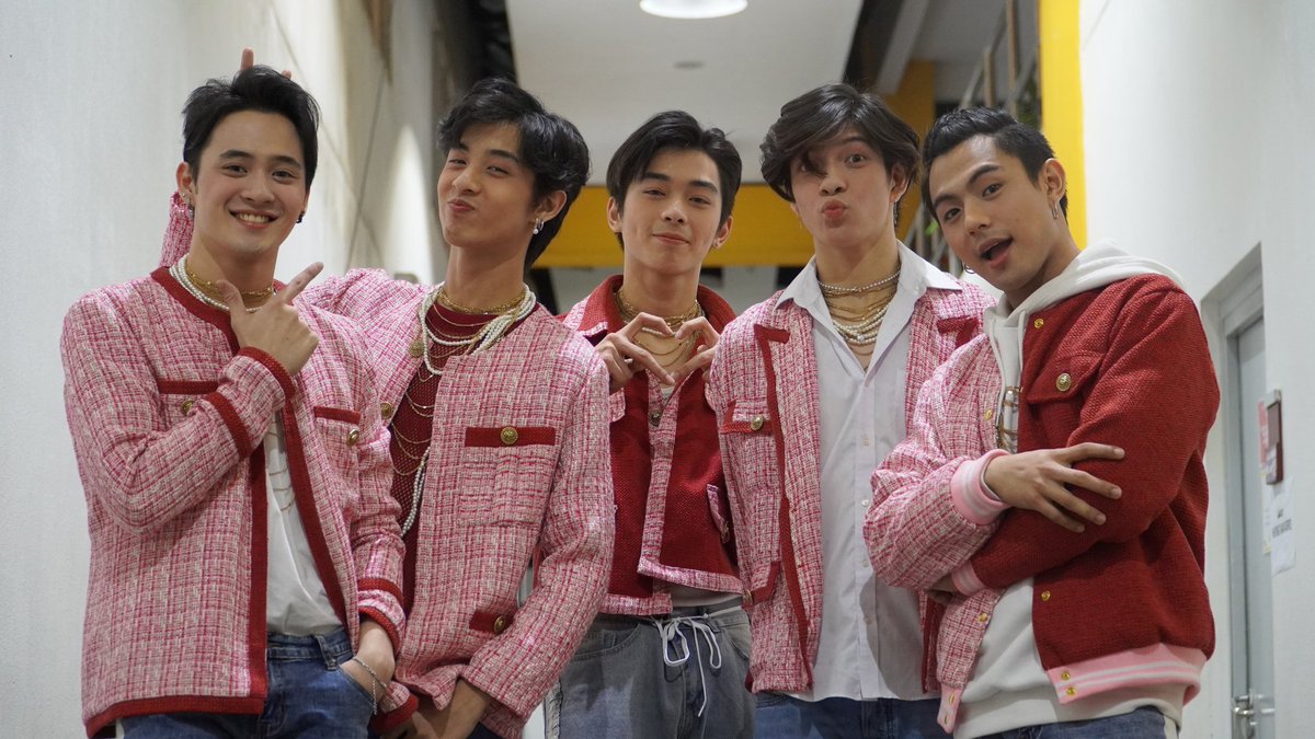 JanMarieConsta2's tweet photo. Happy 1 Million Views BGYO 'The Light' MV ❤️😊

Truly deserved talaga 💯☑️
We love you all so much po.
Hope to meet y'all soon.😉

#BGYOthelight1M
#BGYOTheLightMV https://t.co/0D6h4ScpjK