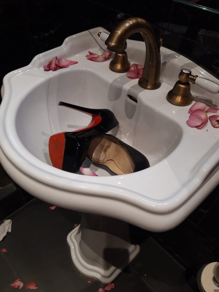 aragona_tamara's tweet photo. Es fehlt mir euch gebührend auszuführen meine lieben High Heels. #Hetaera #highheels #resting https://t.co/N9DPLn0MnL
