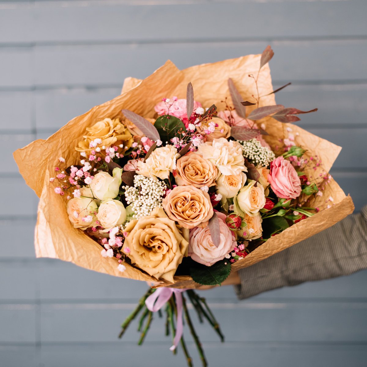 Happy Friday! I still get the Friday feelin’ even though the weekends are basically the same as during the week these days in terms of excitement 😅

#freshflowers #floralbouquet #floralsyourway #floralstories #floralstyling #bouquetoftheday #bouquetofflowers #roses #gypsophila