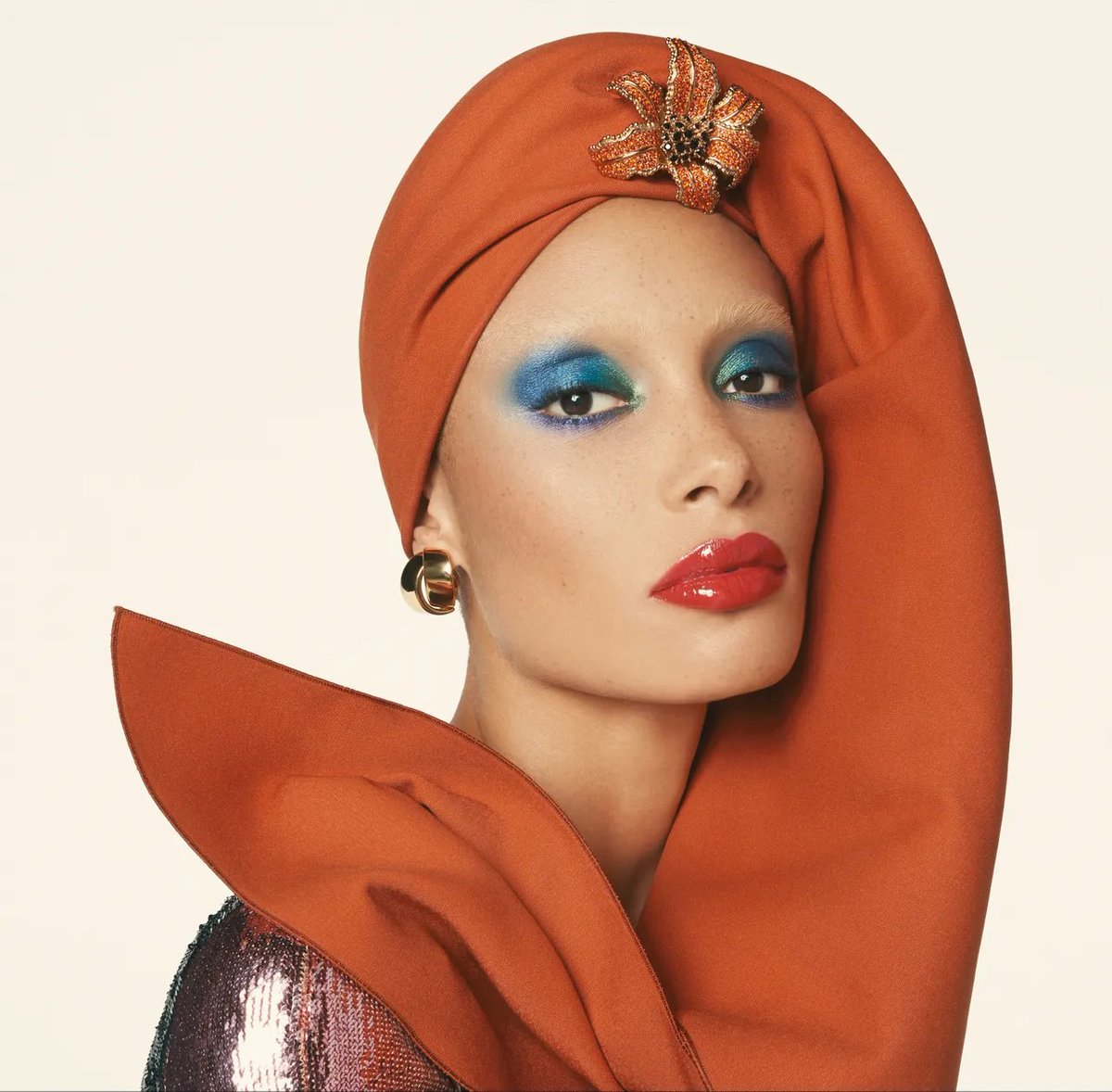 @adwoaaboah wearing @patmcgrathreal creation of a deep marine smokey eye and bold red lip. For this he used his own Labs Mothership I: Subliminal Palette, RRP £120. #elegance

#luxurycommentator #patmcgrath #adwoaaboah #vogue  #luxurylifestyle #makeup #runwaymakeup #fashion