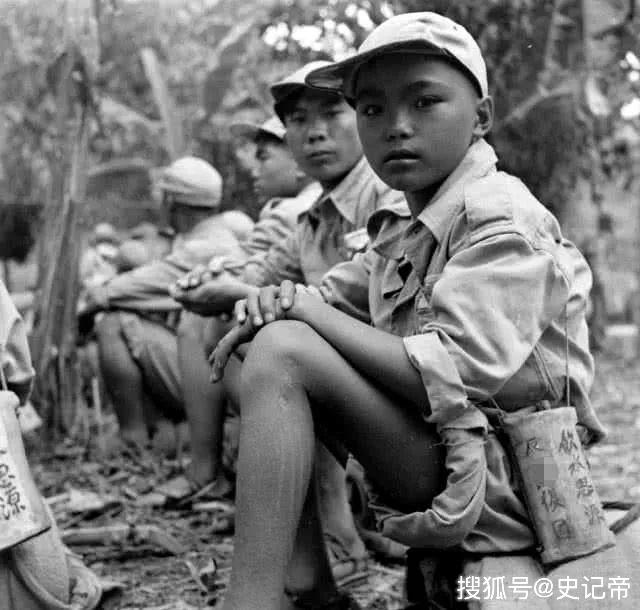 But thousands of KMT troops like these child soldiers remained behind Myanmar even after US mediated withdrawal in 1954. Finally Myanmar invited PLA to cross the border to evict them in 1961. Right: KMT remnant forces arrive in N Thailand frm Myanmar
