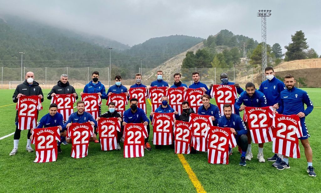 JuliCV7's tweet photo. DETALLAZO!!
Gracias a Raúl García, jugador del @AthleticClub por este gesto hacía nosotros.
Personas 🔝
“En este Mundo las apariencias engañan, las palabras también, pero la esencia de una persona NO miente.
¡Se siente en el Alma!”.
Gracias Rulo!!
⚽️❤️⚽️ https://t.co/S44OLydQX8