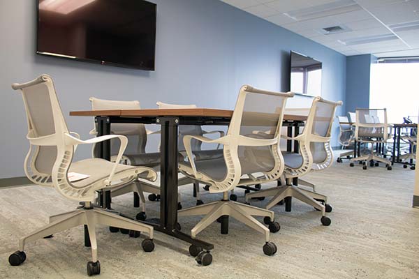 InfinityGroupUS's tweet photo. We maximized this space for Robert Half with different areas of choice-based working that includes high tabletop seating for collaborating on large screens, writable surface areas on the walls, seating for both individuals and groups, and lounge areas! https://t.co/vaCSAjwkoM