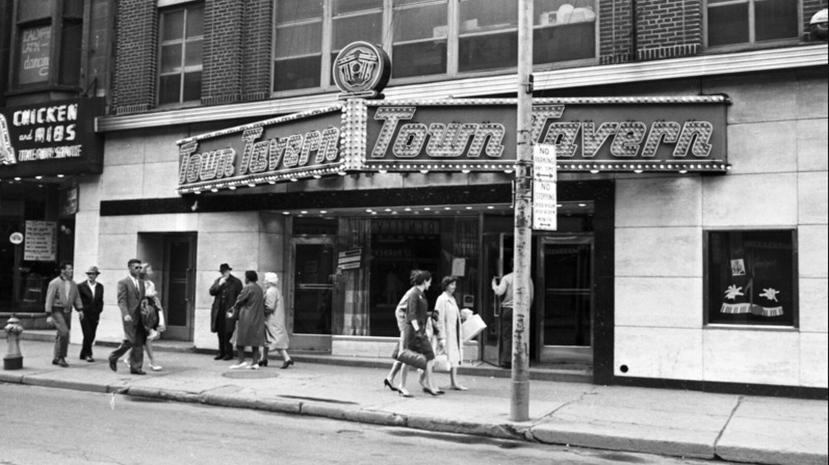heritagetoronto's tweet photo. #PlaqueFriday - it's the Town Tavern, a favourite local venue of the celebrated & virtuosic jazz pianist #OscarPeterson. Opened in 1949, it boasted a revolving stage w/ daily dining & live shows from noon to 2 am: https://t.co/RTGrInUrze #BHM #BlackHistoryMonth #SoundsLikeToronto https://t.co/nUQrQzJShl