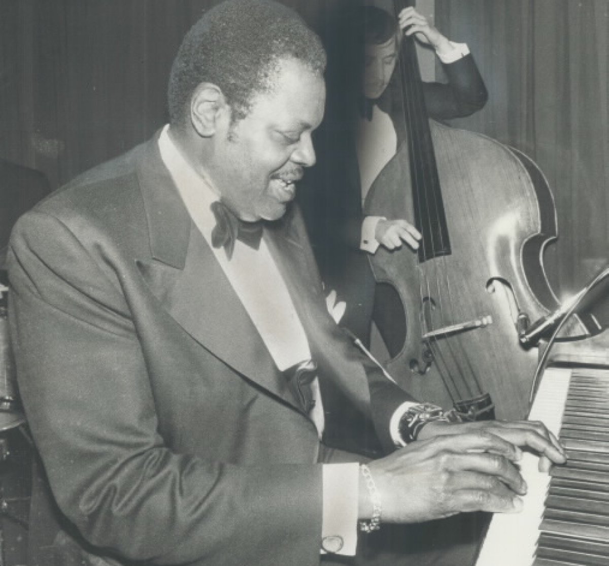heritagetoronto's tweet photo. #PlaqueFriday - it's the Town Tavern, a favourite local venue of the celebrated & virtuosic jazz pianist #OscarPeterson. Opened in 1949, it boasted a revolving stage w/ daily dining & live shows from noon to 2 am: https://t.co/RTGrInUrze #BHM #BlackHistoryMonth #SoundsLikeToronto https://t.co/nUQrQzJShl