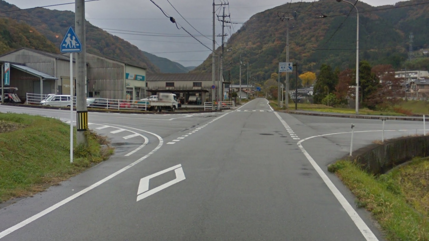 تويتر たこ 道路好団垢 على تويتر どちらが優先道路かの判断が難しい交差点 左右方向の道は2車線 広い 上下方向の道は1 5車線 狭い 交差点内の破線は 上下方向の道に対して引かれている 左右方向の道には停止 線があるが 一時停止標識は無い 優先道路