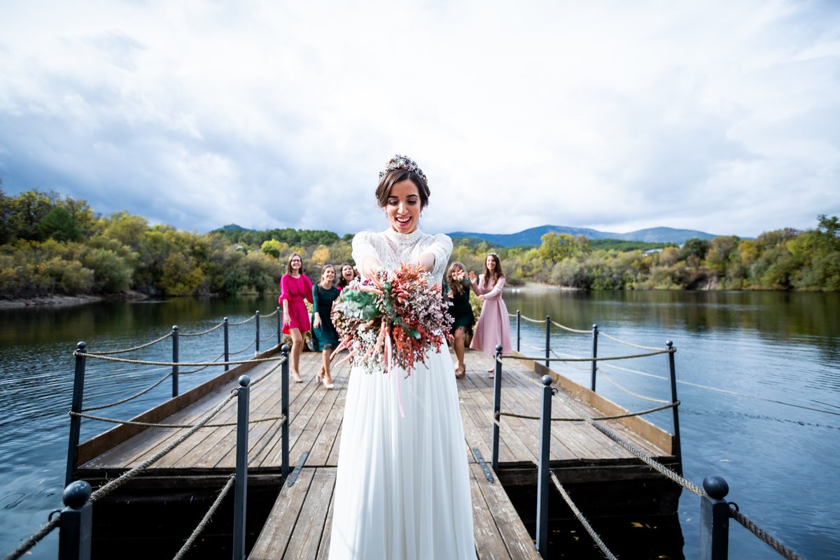 Con esta divertida foto os deseamos que tengáis buen fin de semana.
<a href="/amayoraln/">Ana</a>
@esif_fotografia
@saraysojo_
@monteclarobeauty
@box_art_hotel_
@justenshoes
@brokenbasicsbcn
<a href="/graellsiamadrid/">Graellsia Madrid</a>
@eltienterocaligrafia
#fincapradosmoros #bodasmadrid #fincabodasmadrid #fincaparabodas