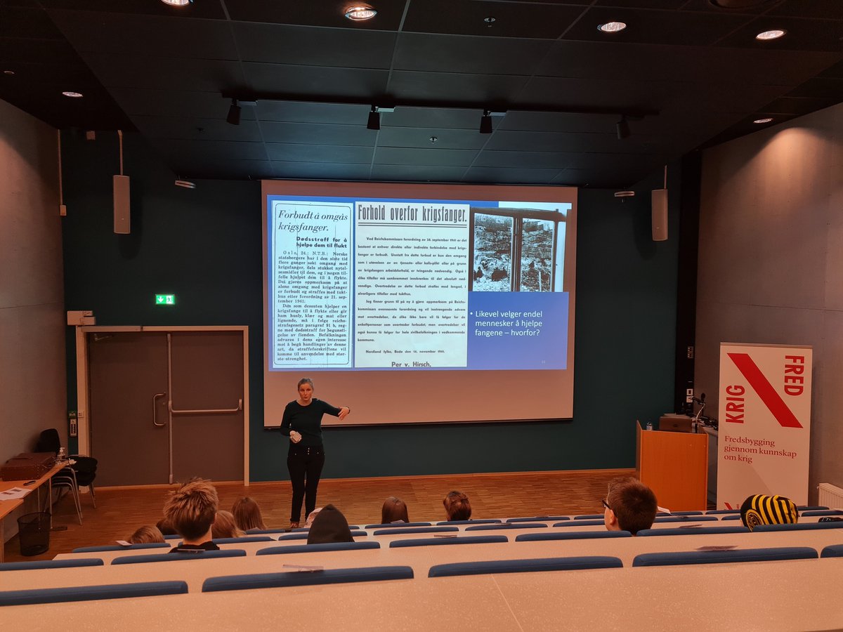 I dag hadde vi besøk av elever fra Narvik Montessori-skole. Vår flinke formidler Ann Kristin Kristensen holdt undervisningsopplegg om fangeleiren i Beisfjord rett utenfor Narvik. Elevene fikk mulighet både til å se og ta på gjenstander og reflektere rundt etiske spørsmål.