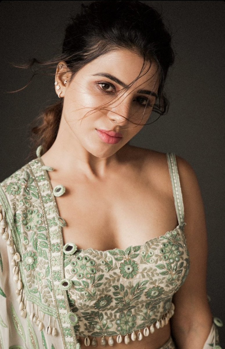 She Is A QUEEN with A 
PRICELESS VALUE, 
LIMITLESS POTENTIAL & 
A Little Bit Of SAVAGE 😎🔥🔥

Lady Superstar @Samanthaprabhu2  For #CoffeeTableBook by #ArpitaMehta ❤️

#SamanthaAkkineni 
#TheFamilyMan2 
#TheFamilyManOnPrime 
#Shaakuntalam