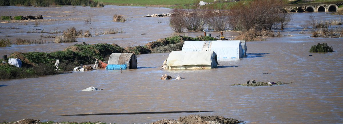 “Miserable conditions in the flooded displacement camps in Idlib and other areas” reported by  @MarkCuttsFreezing weather - Harsh winter cold & rain flooding - is impacting the 500K+ civilians displaced by the war in  #Idleb &  #Aleppo,  #Syria SHORT THREAD (1/5)