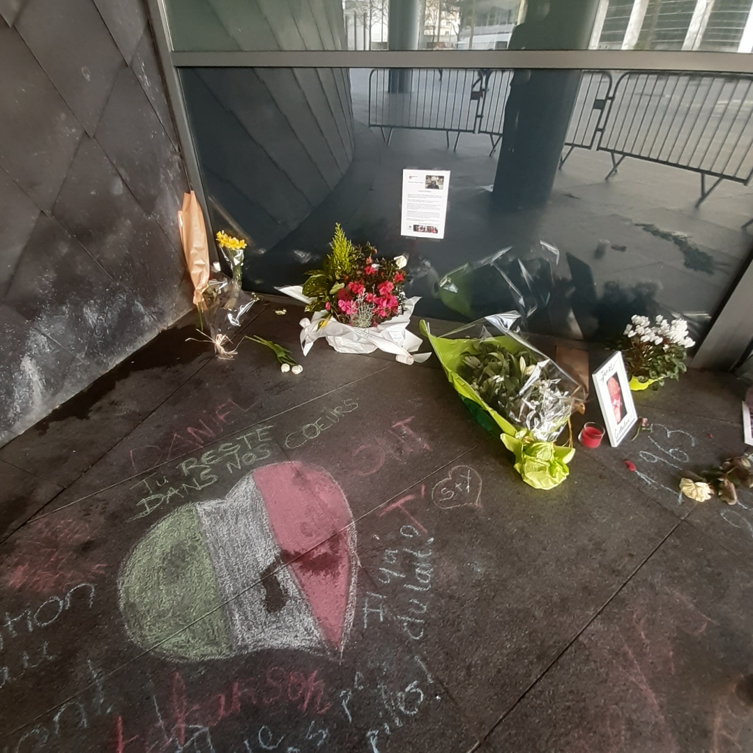 LesChampsLibres's tweet photo. 💔 Devant les Champs Libres, on n’entendra plus chanter sa radio, Daniel le SDF s’est éteint..

Un hommage lui a été rendu lundi dernier devant notre maison

Merci à @ouestfrance35 pour cet article 👉 https://t.co/Rn9KjbcWsN
#Rennes #hommage https://t.co/T3xqZ4YIYC