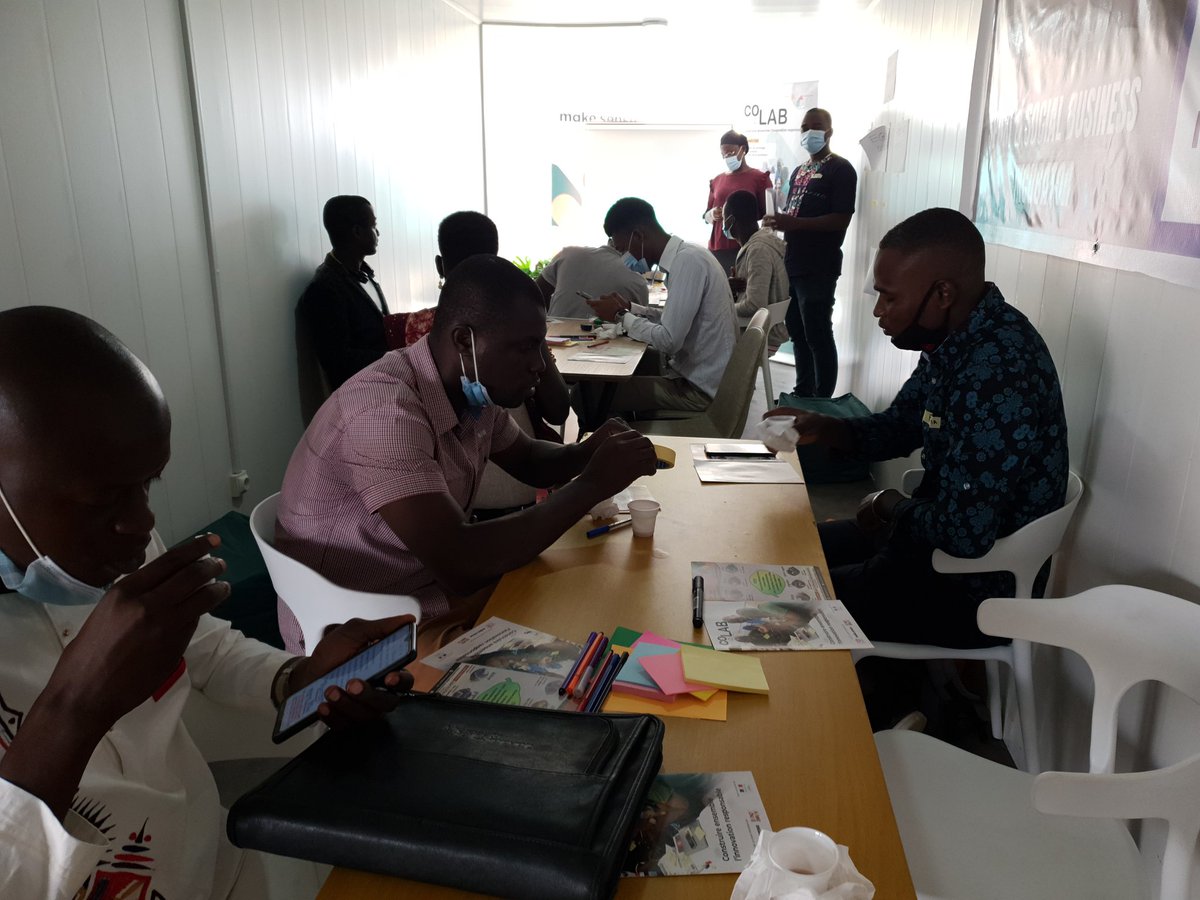 hkbrou's tweet photo. Début de l'atelier #Holdup #jucao #Colab @makesense @africamakesense #makesenseci https://t.co/fUFBU5Xb2y