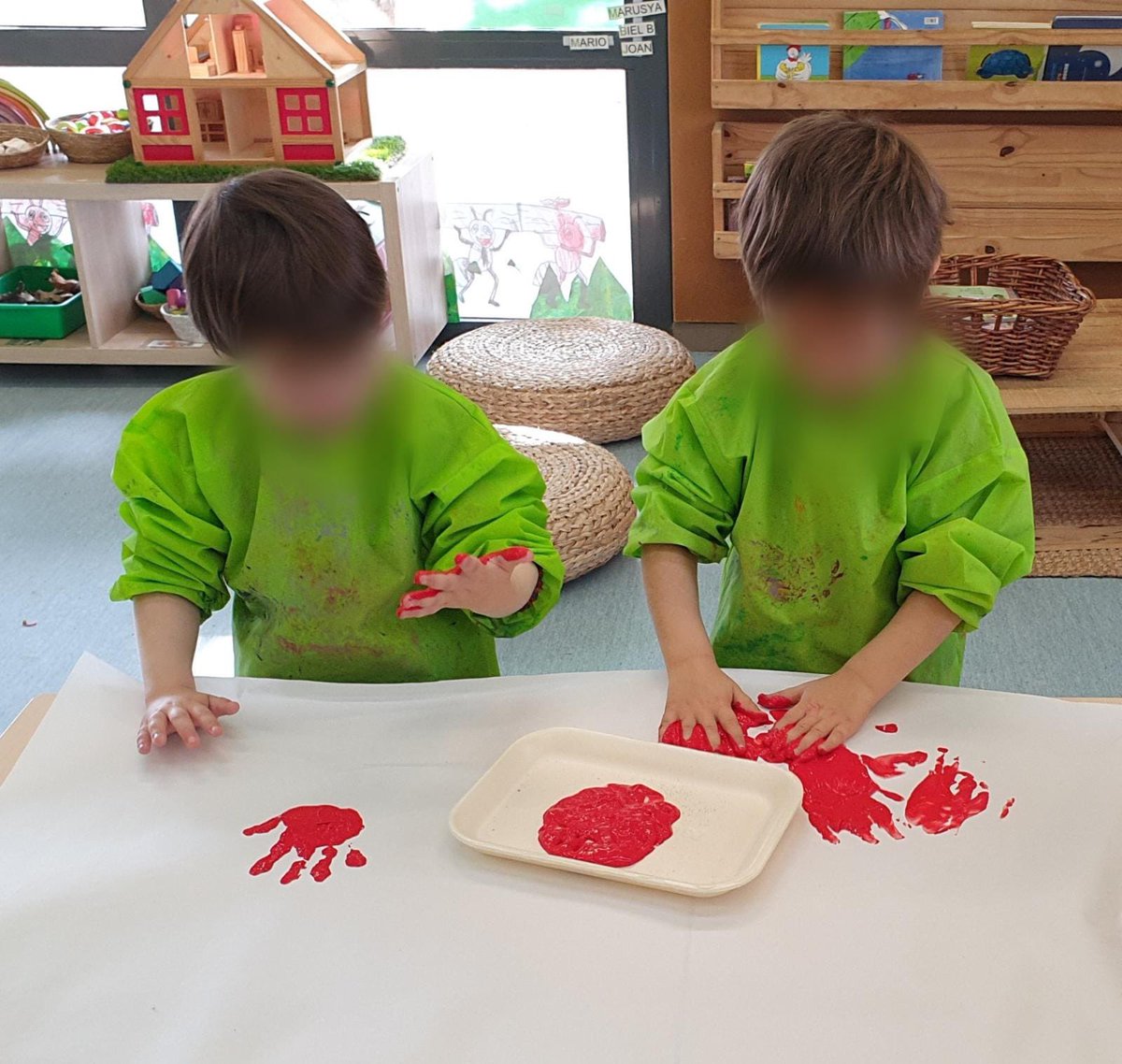 EscolaOlivera's tweet photo. Avui #P3 #comunitatdepetitesipetits hem realitzat l'activitat de cloenda del #projecteescola #Artiemocions De manera lliure i experimental creem una representació plàstica 🎨 cooperativa amb les mans 🤲 a través de l’escolta d’una audició 🎶 #femescola @AMPA_OLIVERA https://t.co/6BaFFn05fN