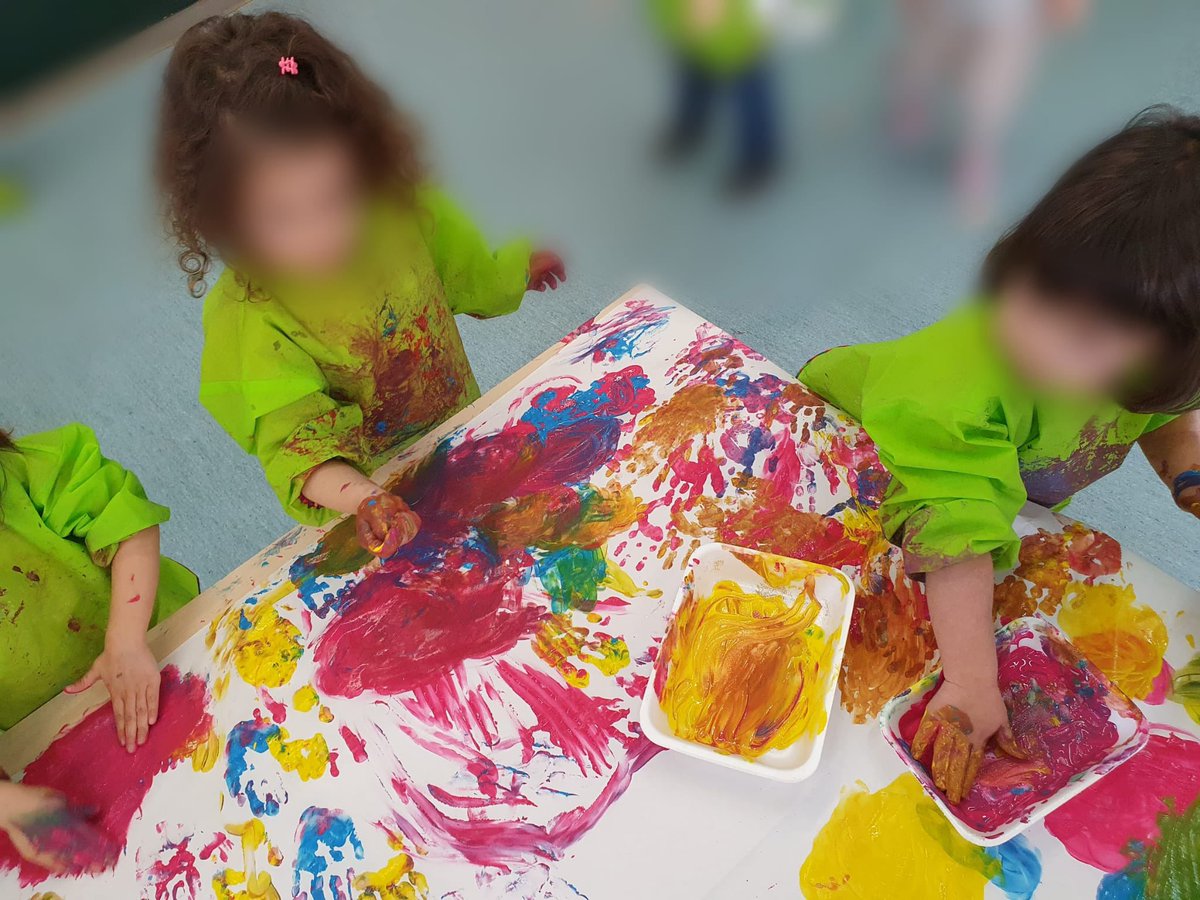 EscolaOlivera's tweet photo. Avui #P3 #comunitatdepetitesipetits hem realitzat l'activitat de cloenda del #projecteescola #Artiemocions De manera lliure i experimental creem una representació plàstica 🎨 cooperativa amb les mans 🤲 a través de l’escolta d’una audició 🎶 #femescola @AMPA_OLIVERA https://t.co/6BaFFn05fN