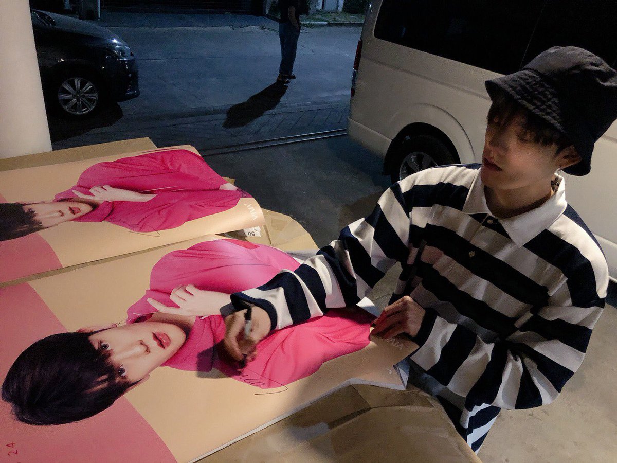 vivaplusjelly's tweet image. ใครที่กำลังรอโปสเตอร์พร้อมลายเซ็นจาก @CTR2DAB กันอยู่ ... อย่าลืมแกะกล่องวีว่าพลัสมาเติมวิตามินกันด้วยนะคะ รอกันอีกอึดใจเดียวนะค้า ☺️