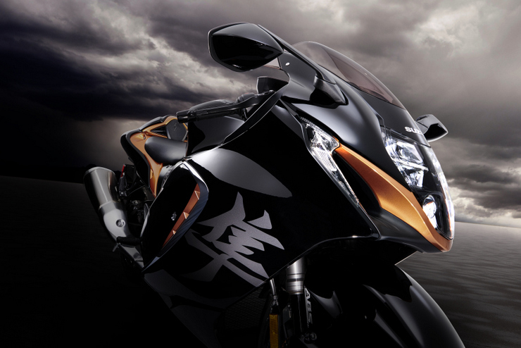 MOTOpower_lv's tweet photo. Leģenda ir atgiezusies. Jaunaā 2021 gada Suzuki Hayabusa ir klāt! Tā būs pieejama visā pasaulē, tai skaitā arī Eiropā , Jā,tā atbilst Euro5 kas ir bijis Suzuki klupšanas akmens izslēdzot no Eiropas tirgus dažus modeļus iepriekš. https://t.co/Ha9VuSgCNP