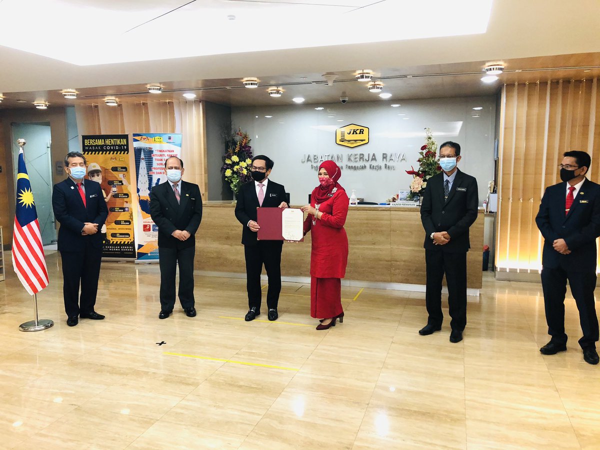 EzryIr's tweet image. 5.2.2021|Pimpin bacaan doa’ 
Pelantikan Pengarah Kanan @CKBA1_JKR ,YBrs.Nik Ainun Zanariah Nik Abd Rashid &amp;amp; Sesi Menghargai Jasa Bakti persaraan 

Datuk Ir. @RuslanAbdAziz 
P.Kanan CKBA 1

Dato’ Ir. @irshahabuddin 
Pengarah @JKRSelangor 

Sr. Maselawati Shamsuddin
Pengarah CKUB