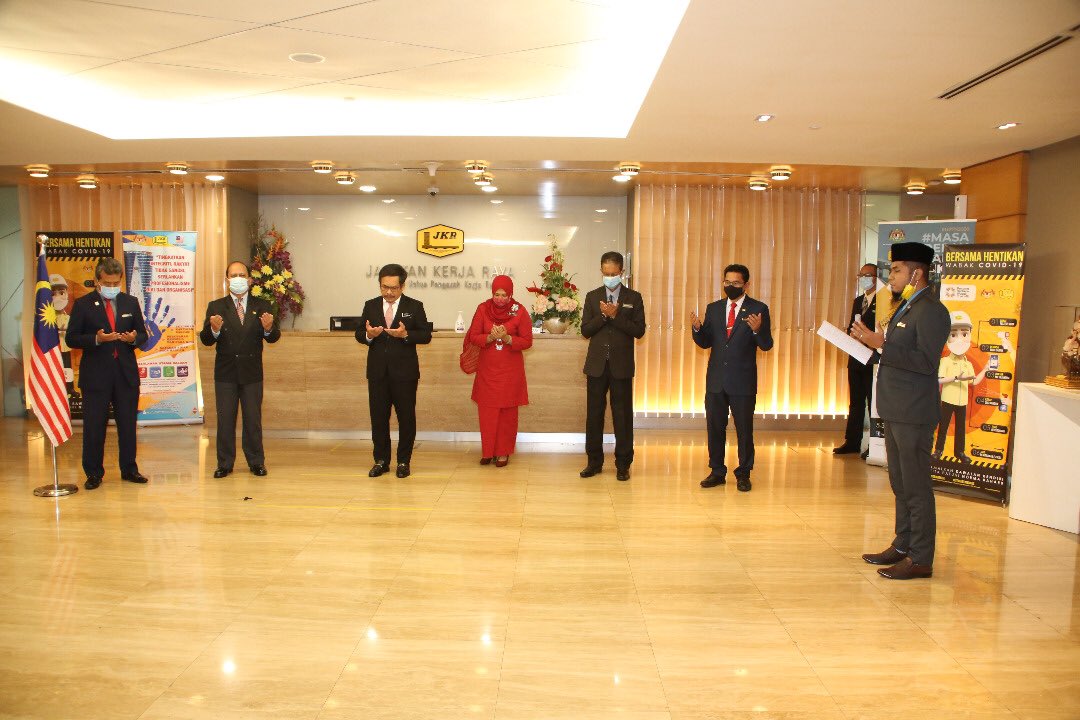 EzryIr's tweet image. 5.2.2021|Pimpin bacaan doa’ 
Pelantikan Pengarah Kanan @CKBA1_JKR ,YBrs.Nik Ainun Zanariah Nik Abd Rashid &amp;amp; Sesi Menghargai Jasa Bakti persaraan 

Datuk Ir. @RuslanAbdAziz 
P.Kanan CKBA 1

Dato’ Ir. @irshahabuddin 
Pengarah @JKRSelangor 

Sr. Maselawati Shamsuddin
Pengarah CKUB