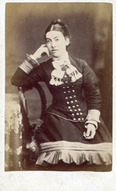 For this week’s  #FactFriday thread we will explore the changes in women’s fashion from 1860s-1910 in  #KingsLynn using our studio portrait collection and discover how it can help us date photos. [KLNTY2020.121, KLNTY2020.200, KLNTY2020.237 & KLNTY2020.249] [1/20]