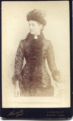 For this week’s  #FactFriday thread we will explore the changes in women’s fashion from 1860s-1910 in  #KingsLynn using our studio portrait collection and discover how it can help us date photos. [KLNTY2020.121, KLNTY2020.200, KLNTY2020.237 & KLNTY2020.249] [1/20]