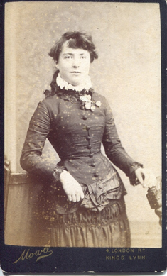 For this week’s  #FactFriday thread we will explore the changes in women’s fashion from 1860s-1910 in  #KingsLynn using our studio portrait collection and discover how it can help us date photos. [KLNTY2020.121, KLNTY2020.200, KLNTY2020.237 & KLNTY2020.249] [1/20]