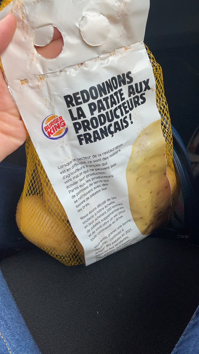 charlineiffly's tweet photo. Maintenant il donne des sacs de patate de 1kg pour 0,01€ au Burger King quand tu commande ptdrrrr https://t.co/dFv9pogcrH