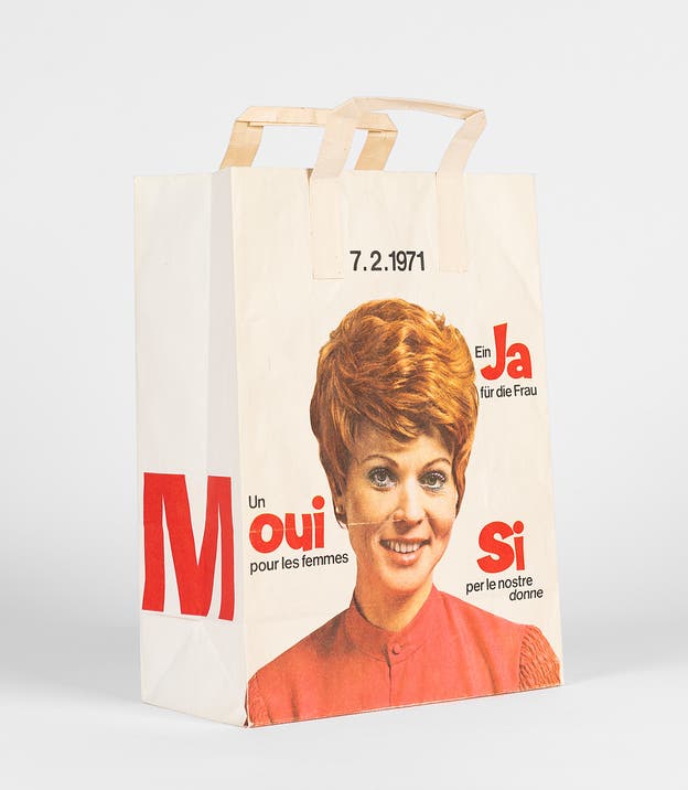 NZZ's tweet photo. An der Kasse stimme die Hausfrau bereits ab, findet @migros-Gründer Gottlieb #Duttweiler. Anfangs zögert er noch, sich für das #Frauenstimmrecht einzusetzen.

Doch dann wird die #Migros zum grössten Sponsor des Abstimmungskampfs.

🟠➡️ https://t.co/sSpLpJjFrs https://t.co/UMbJJsAS8H