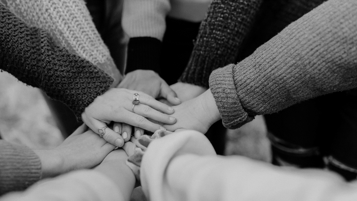 Empathisch über Distanz führen: #Teamspirit in virtuellen Teams entwickeln und pflegen? Unsere Kollegin Sarah teilt wertvolle Erfahrungen, wie #VirtualLeadership gelingen kann: bit.ly/36H2DQl Teile hier deine Tipps, um digitale #Zusammenarbeit persönlicher zu gestalten.