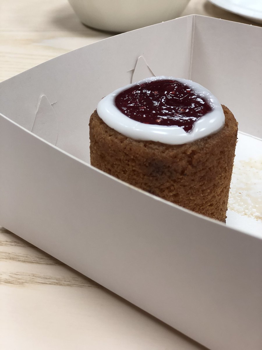 DudleyTaru's tweet photo. Herkkuja työkavereille 😋 #LähiTapiolaPKS #Runebergintorttu #Elämänturva https://t.co/nVReBA56up