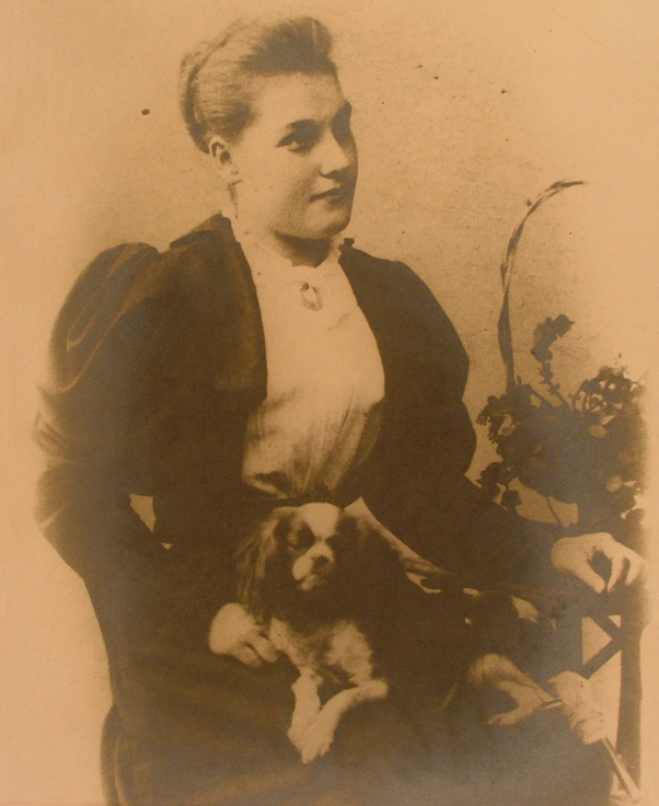 Into the late 1890s/early 1900s corsets pushed the body into an S-shape, forcing the bust forward & hips back. Catherine Bunn (nee Blyth) is pictured in TY2007.6775 (around the time of her marriage in 1900) wearing a tailored blouse which was popular during this period. [16/20]