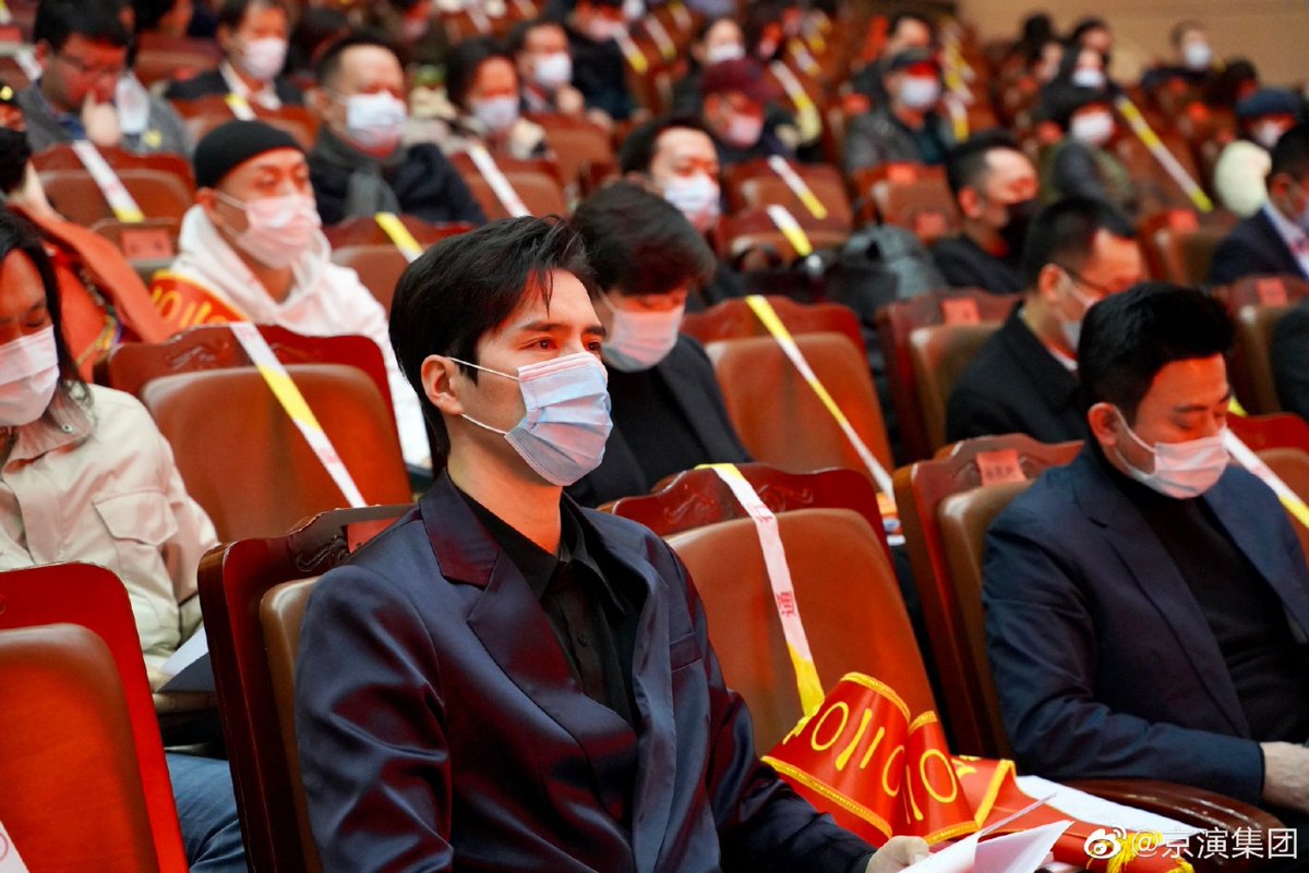 xilacaoyuan's tweet photo. Major honors in 2020. Among them, the musical #在远方 project team won the "Special Contribution Award". #Ayanga and #SunBo won the "Beijing Performance Person of the Year" award. Come and see! The second uncle took Ayuan to accept the award! https://t.co/u4PjMycAOp