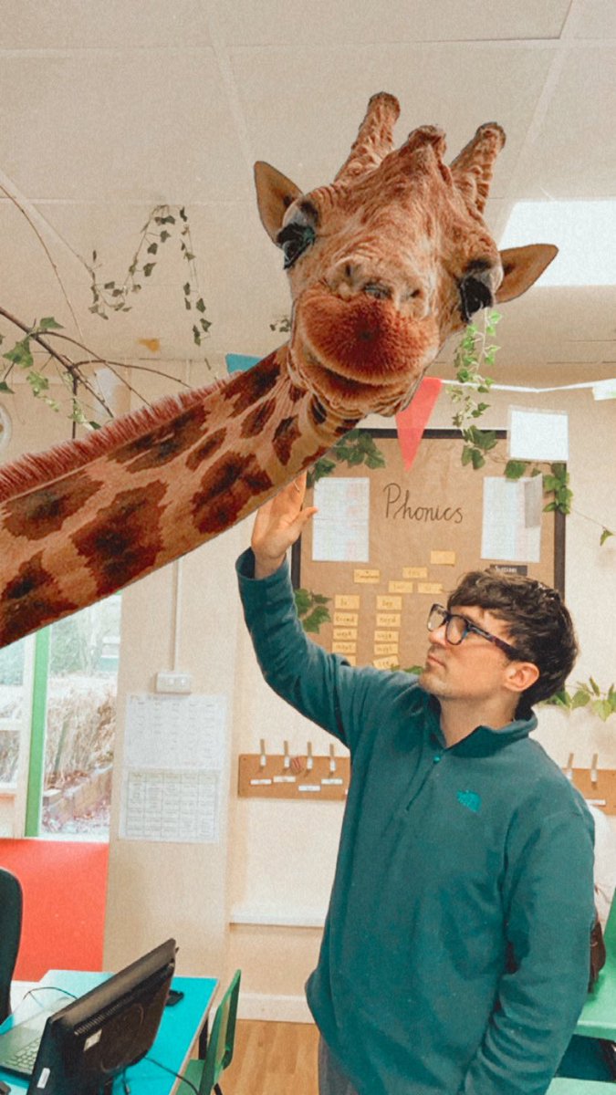 Jerry the giraffe popped in this morning too. He wanted to remind us all to watch <a href="/chesterzoo/">Chester Zoo</a> lives show about the giraffes 🦒.  We told him we were very excited! #ZooDay <a href="/Humboinfants/">Humberstone Infants</a> <a href="/HumboAcademy/">Humberstone  Academy</a>