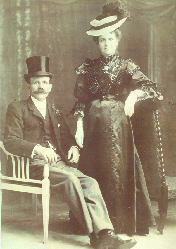 Pictured in TY1995.2202 is Walter 'Chappie' Worfolk the boat builder (including  @floatourboat17) & his wife. She is wearing a style of hat which was popular in the second half of the Edwardian period, which confirms the photograph’s date as c1910. [19/20]