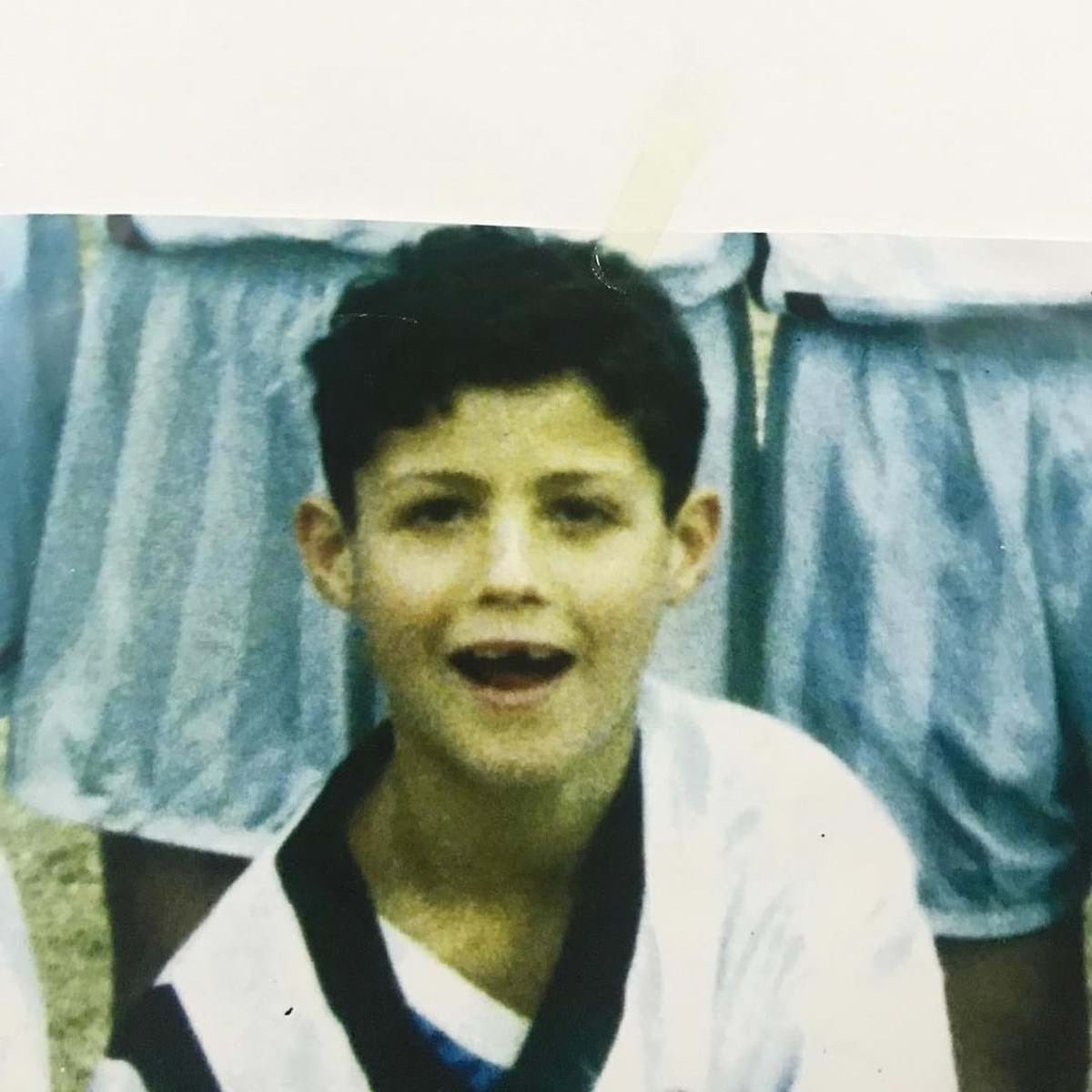   - Alors que son quotidien est assez difficile, Ronaldo se réfugie dans le football. José Bacelar (ex-président d’Andorinha) : "Cristiano a appris sur le terrain de l'adversité, alors que les choses sont trop faciles pour les jeunes d'aujourd'hui".