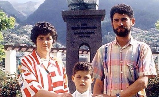   - Loin de sa famille, il est confronté à la solitude. Il devient compulsif et colérique. Un jour, il lance une chaise sur sa maîtresse car elle se moque de son accent. C’est dans ce contexte que sa mère quitte tout pour venir s’installer à Lisbonne pour s’en occuper.