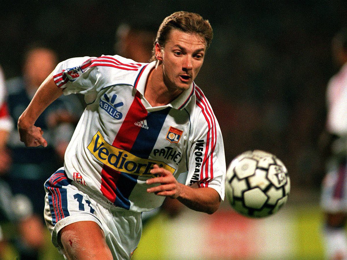   - L’intérêt de nombreux clubs européens survient à cette période. Liverpool s’y intéresse, mais le trouve finalement trop jeune.  L’OL aussi se renseigne sur le joueur, mais ne le recrute finalement pas, refusant de l’échanger contre… Tony Vairelles.