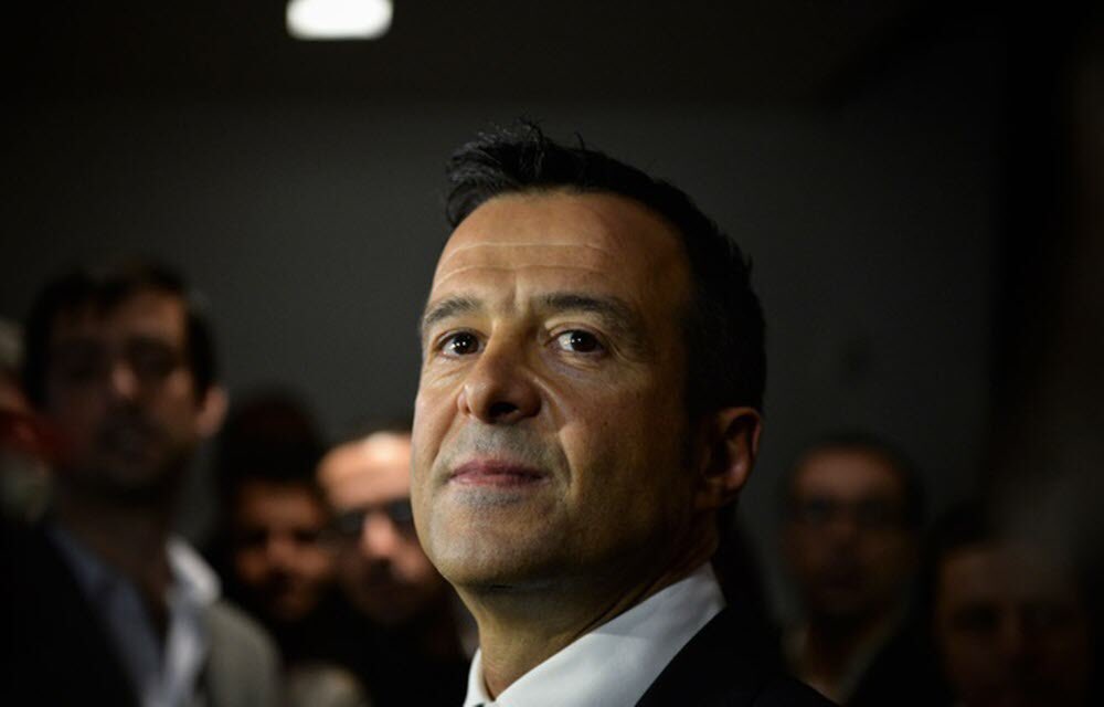   - Après une saison très convaincante avec son club, un départ n’est pas à exclure pour Ronaldo.  Il suscite à l’été 2003 l’intérêt du Milan. En même temps, Jorge Mendes le présente au FC Barcelone, qui juge le prix du Portugais bien trop élevé…