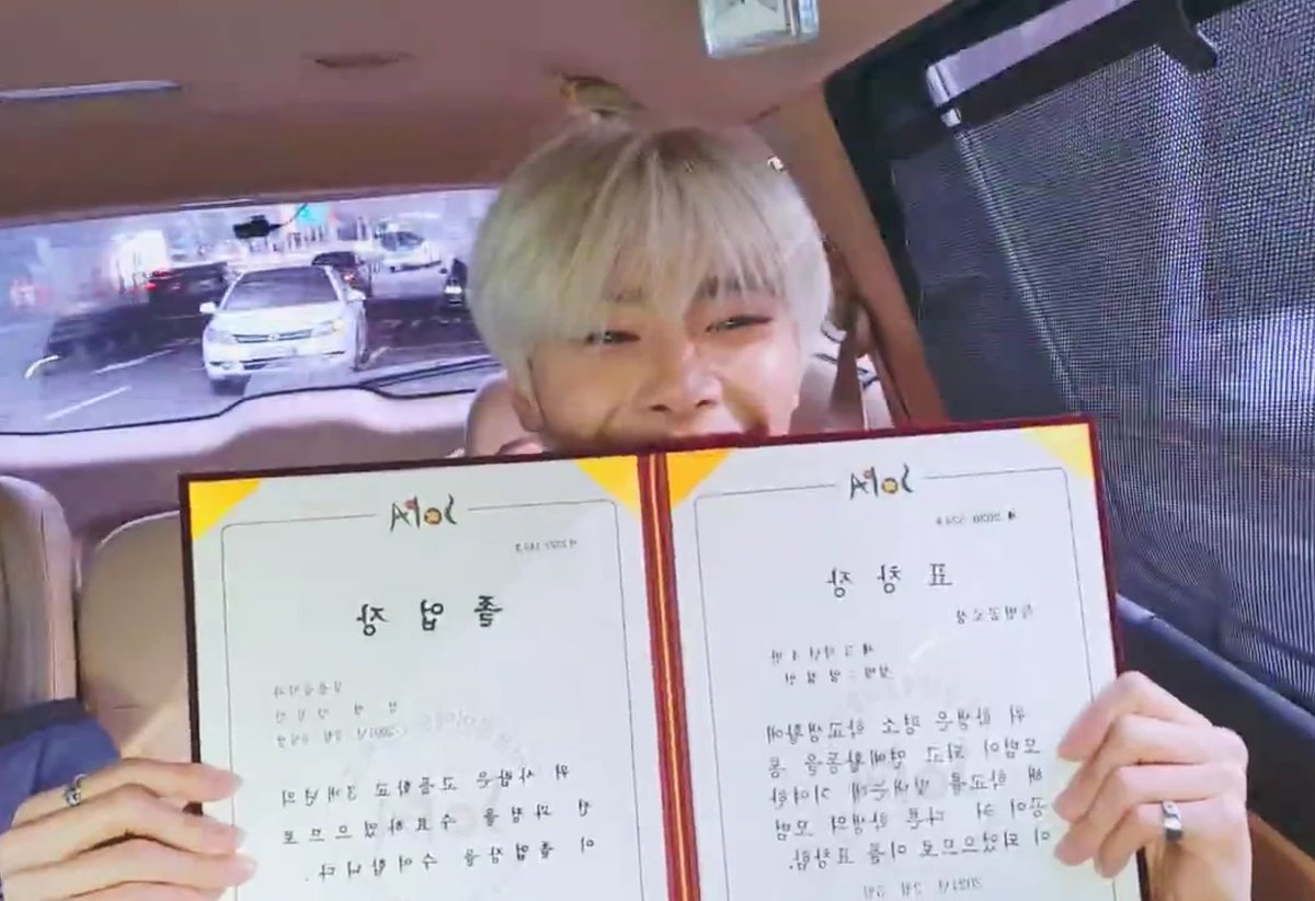 Aiiida08's tweet photo. #IN_GraduationDay
#HAPPYGRADUATIONJEONGIN
#JeongInGraduation
#JeongIn
#StrayKids
Mi Niño ya se graduó 🥺❤️, feliz graduación amor, espero que disfrutes tu día de graduación, te adoro muchísimo ✨❤️❤️❤️
Te AMOOOOOO 🦊💛 https://t.co/4px0FMd6jp