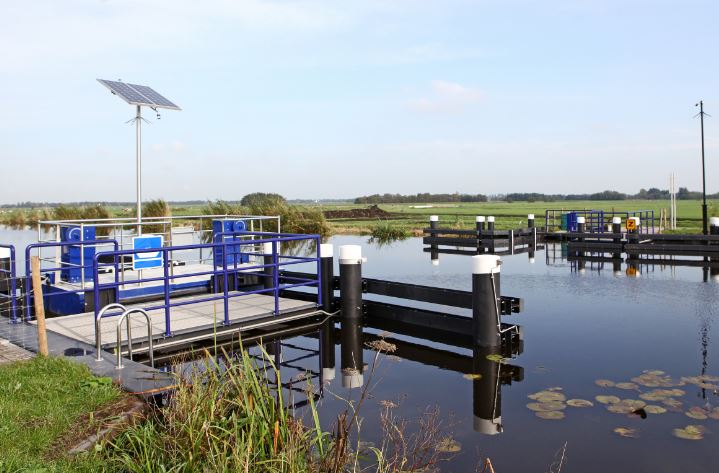 gemeentewoerden's tweet photo. Om ijspret mogelijk te maken op de Greft, wordt vanaf zaterdag het zelfbedieningspontje uit de vaart gehaald. Hierdoor kan alle ruimte worden gegeven aan de Greft om dicht te vriezen en voorkomen we schade aan het bewegingswerk van het pontje. https://t.co/bhzpNEDmub