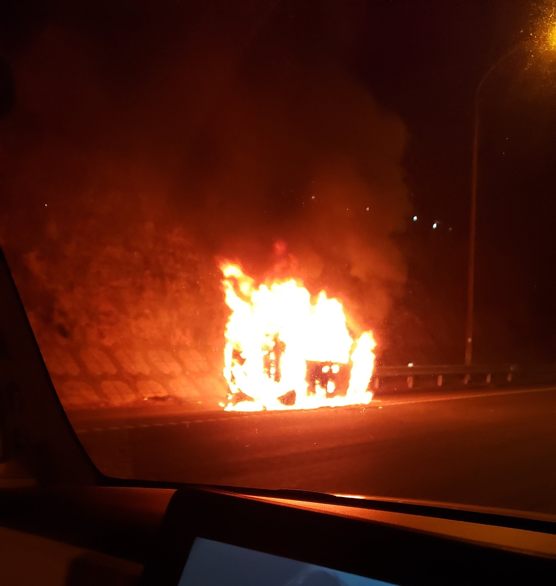 東名高速の車両火災の現場画像