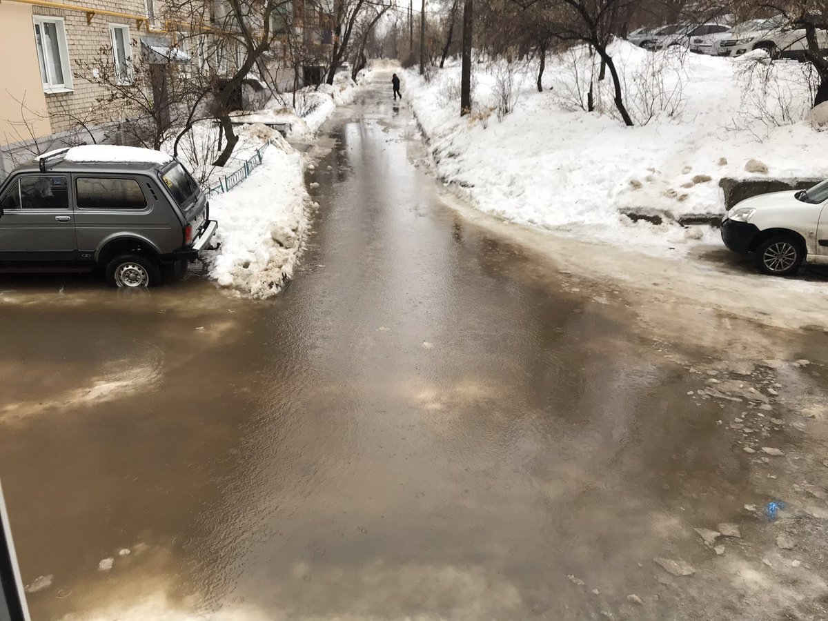 AlexandraPro89's tweet photo. @Gilischnik мы жители домов по Парусной 16/14 посёлка Прибрежный готовим малый флот чтобы отвести детей в детские сады и школы. Просьба решить проблему с ливневой канавой которую завалили снегом и сточные воды остаются здесь. https://t.co/IH99CC3vZ8