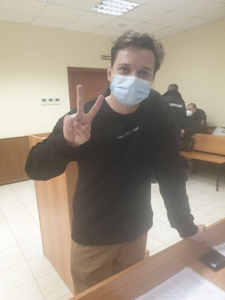 Автора самого смешного и клевого из аккаунтов брендов в твиттере посадили на 13 суток по выдуманному обвинению в перекрытии дорог.

Ещё одно доказательство, что шутить в твиттере становится опасно. Да что это за хрень??? #свободубордунову