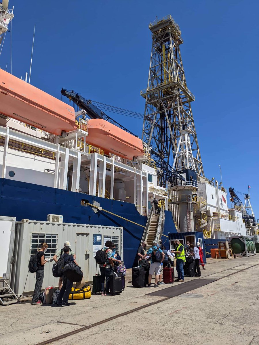 US_SciOD's tweet photo. #Exp395P crew making their way to the ship. The JR will sail back out to the #Exp390C sites to complete 300m of coring and operations for the upcoming expeditions. #CapeTown #NSFfunded
@NSF
📸 @luanheywood, #JRSO #IODP https://t.co/gy1WqoQ67z