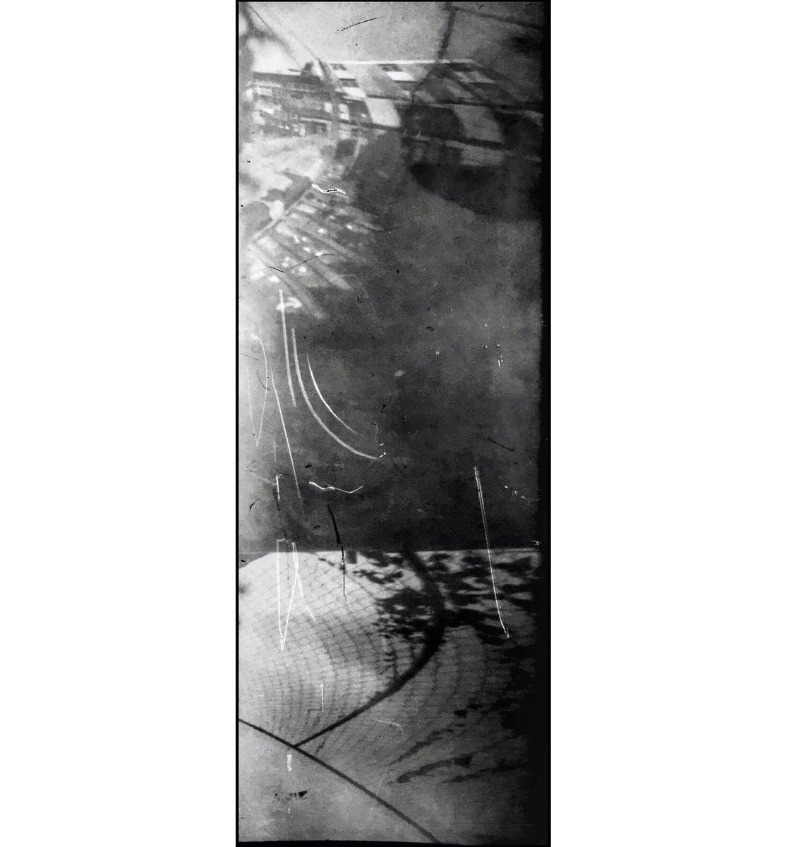 [•] anamorfosis _
#pinhole.series ~ #anamorphic
.
#reverside #estenopeica #lensless #experimentalphotography #bnw #valparaiso #fotografiaexperimental  #blancoynegro #fotoexperimental